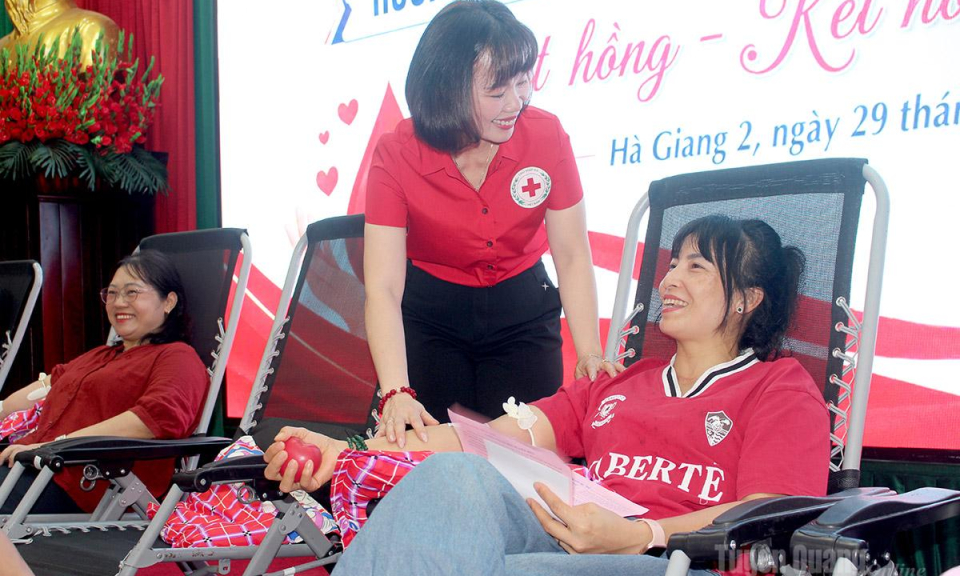 Gần 300 lượt t&igrave;nh nguyện vi&ecirc;n tham gia hiến m&aacute;u