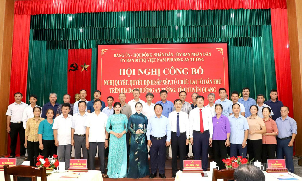 B&iacute; thư Tỉnh ủy Hầu A Lềnh dự lễ c&ocirc;ng bố nghị quyết, quyết định sắp xếp, tổ chức lại th&ocirc;n, tổ d&acirc;n phố tr&ecirc;n địa b&agrave;n phường Mỹ L&acirc;m v&agrave; An Tường