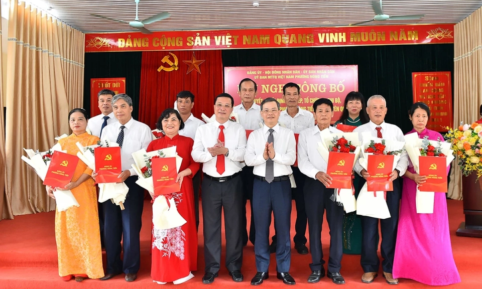 Đồng ch&iacute; Ph&oacute; B&iacute; thư Tỉnh ủy, Chủ tịch HĐND tỉnh Nguyễn Văn Sơn dự Hội nghị c&ocirc;ng bố c&aacute;c quyết định sắp xếp, tổ chức lại tổ d&acirc;n phố tại phường N&ocirc;ng Tiến