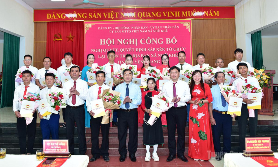 Ph&oacute; B&iacute; thư Tỉnh ủy, Chủ tịch Ủy ban MTTQ Việt Nam tỉnh Ma Thế Hồng dự c&ocirc;ng bố sắp xếp, tổ chức lại tổ d&acirc;n phố, th&ocirc;n tại phường B&igrave;nh Thuận v&agrave; x&atilde; Nhữ Kh&ecirc;
