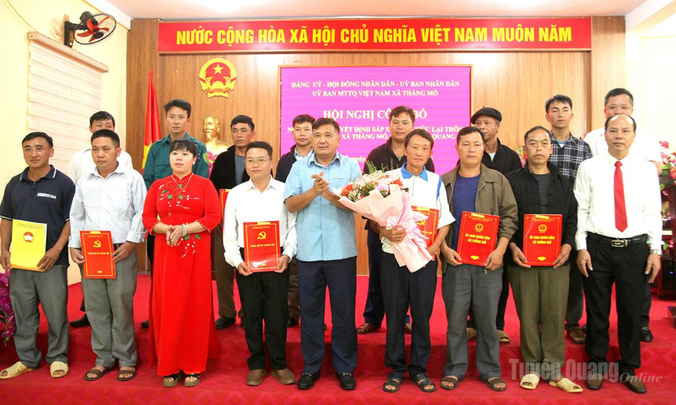 C&ocirc;ng bố c&aacute;c nghị quyết, quyết định về sắp xếp th&ocirc;n bản, tổ d&acirc;n phố