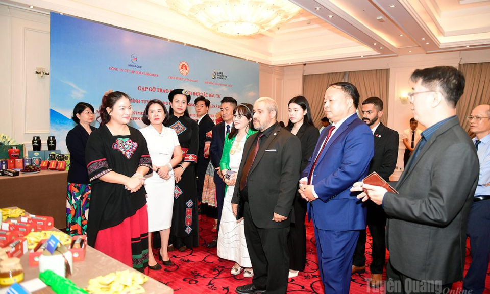 Ph&oacute; B&iacute; thư Tỉnh ủy, Chủ tịch UBND tỉnh Phan Huy Ngọc l&agrave;m việc với đo&agrave;n doanh nghiệp Ả Rập về cơ hội hợp t&aacute;c đầu tư tr&ecirc;n địa b&agrave;n