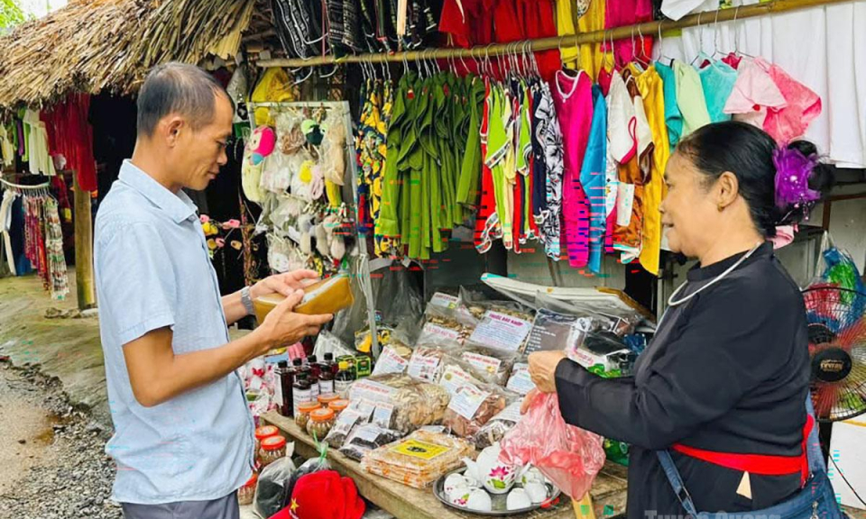T&acirc;n Tr&agrave;o đồng loạt mặc trang phục truyền thống phục vụ du kh&aacute;ch