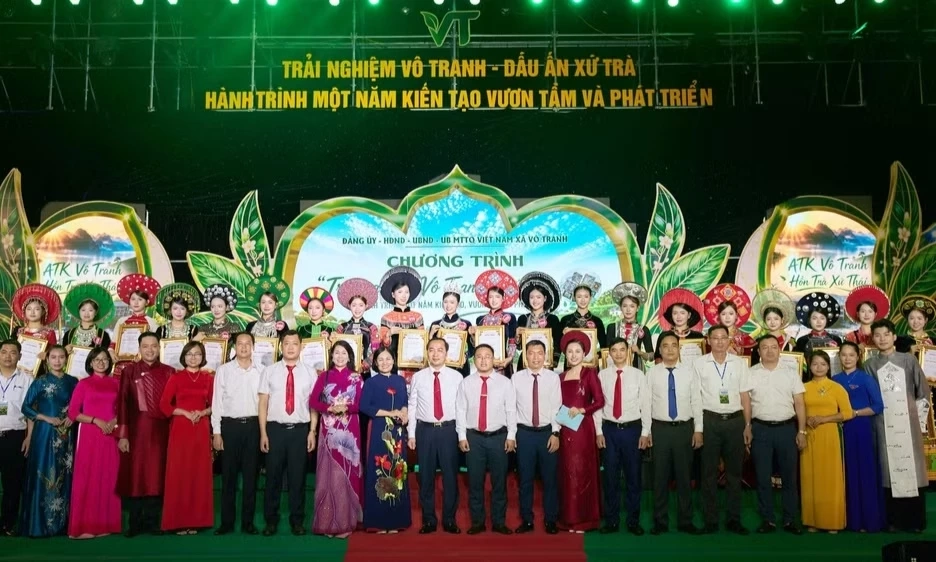 &Aacute;o d&agrave;i khoe sắc trong kh&ocirc;ng gian văn h&oacute;a xứ tr&agrave;