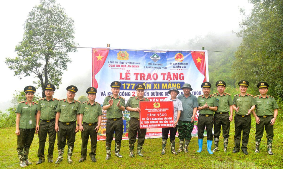 C&ocirc;ng an tỉnh trao tặng 177 tấn xi măng hỗ trợ x&acirc;y dựng đường giao th&ocirc;ng n&ocirc;ng th&ocirc;n tại x&atilde; Bản M&aacute;y