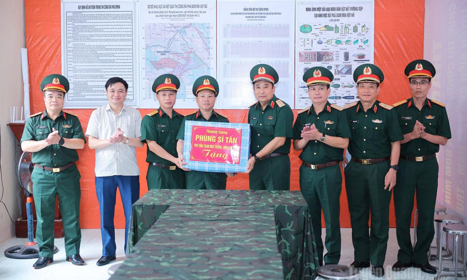 Thượng tướng Ph&ugrave;ng Sĩ Tấn kiểm tra c&ocirc;ng t&aacute;c r&agrave; ph&aacute; bom m&igrave;n, t&igrave;m kiếm h&agrave;i cốt liệt sĩ tại Tuy&ecirc;n Quang