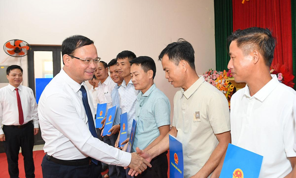 Đ&ocirc;ng Thọ, Minh Quang, H&ugrave;ng Lợi c&ocirc;ng bố nghị quyết, quyết định sắp xếp, tổ chức lại th&ocirc;n
