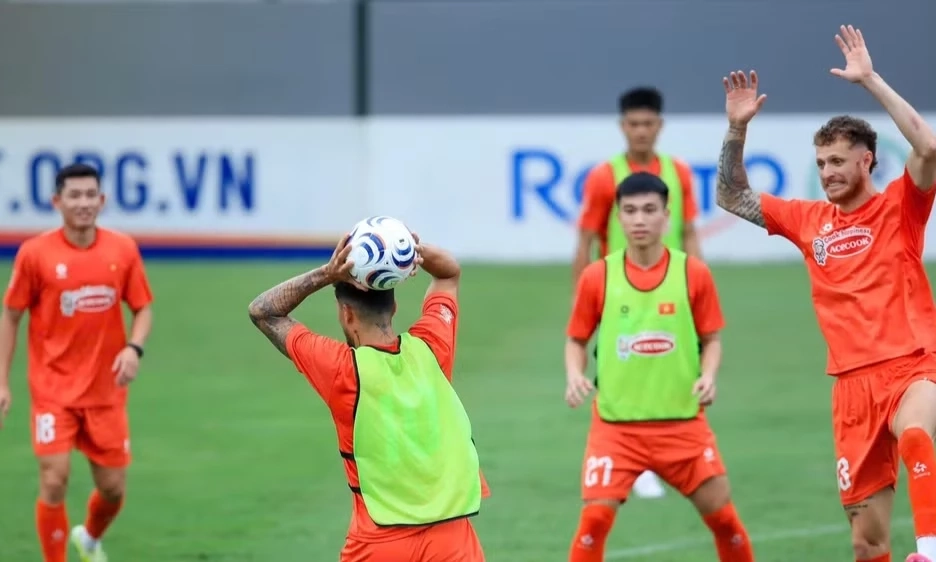 Đội tuyển Việt Nam l&agrave;m quen b&oacute;ng thi đấu ASEAN Cup 2026