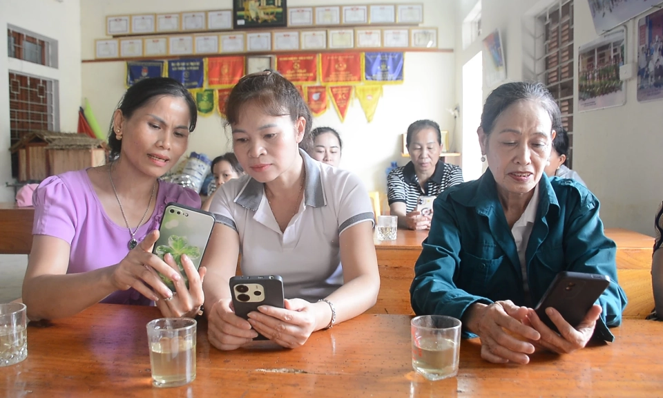 Phụ nữ t&iacute;ch cực học tập n&acirc;ng cao kỹ năng số