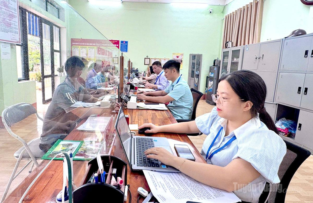 Công chức Trung tâm Phục vụ hành chính công xã Hùng An giải quyết thủ tục hành chính của người dân.