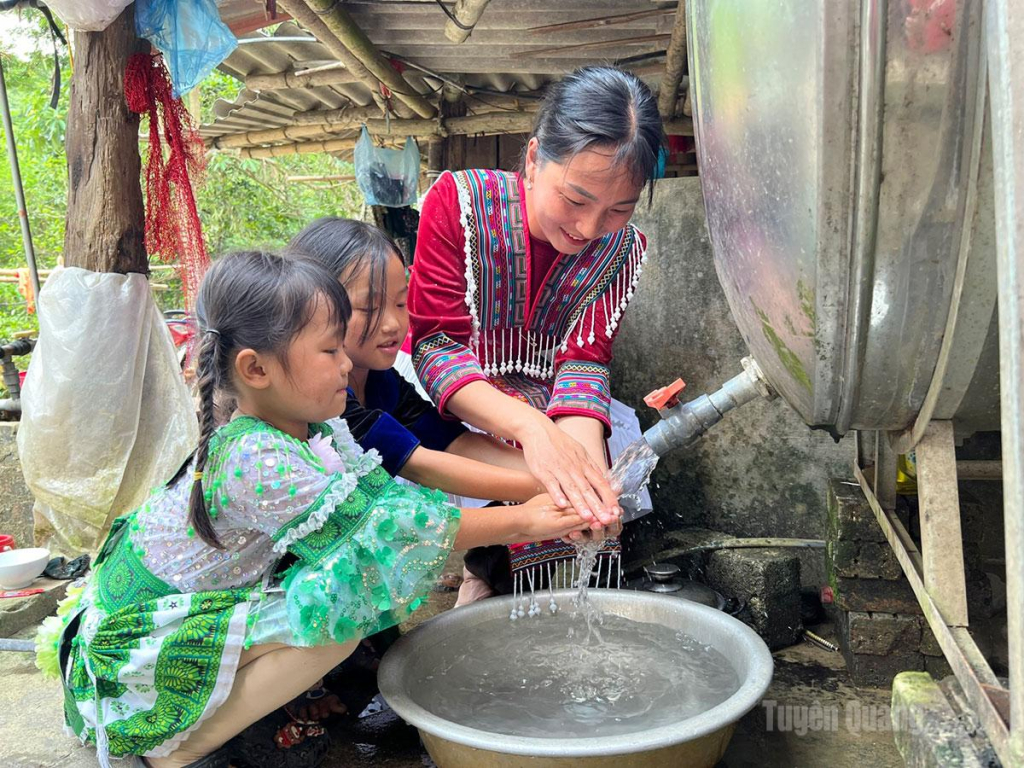 Người dân thôn  Ngòi Khù được sử dụng nước sạch, đảm bảo  an toàn. 