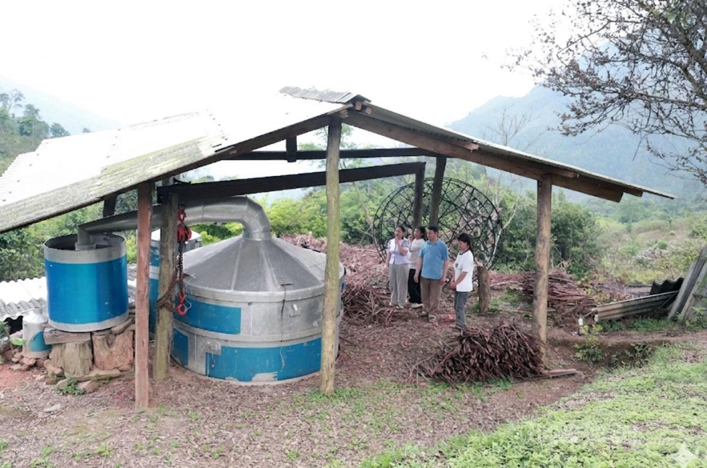 Lò chưng cất tinh dầu hồi của gia đình anh Hoàng Văn Nhệ. 