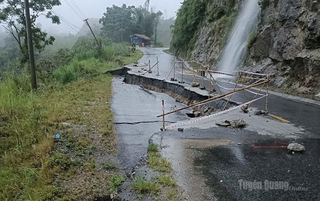 Sụt lún nghiêm trọng trên tuyến ĐT177 qua xã Nậm Dịch.