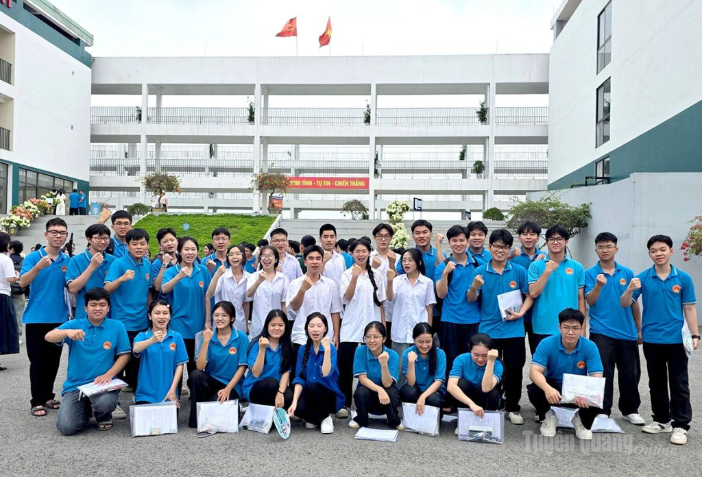 Các thí sinh lớp 12 chuyên Toán Trường THPT Chuyên Tuyên Quang sau khi hoàn thành Kỳ thi tốt nghiệp THPT năm 2026.