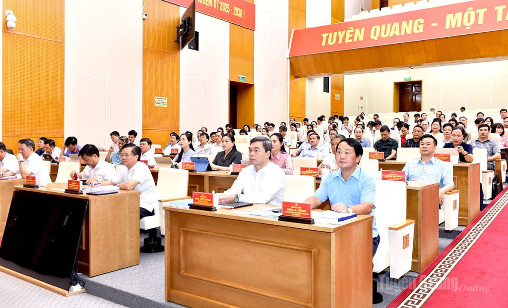 Đồng chí Hầu A  Lềnh, Bí thư Tỉnh ủy, đồng chí Ma Thế Hồng, Phó Bí thư Tỉnh ủy cùng các đại biểu dự hội nghị.
