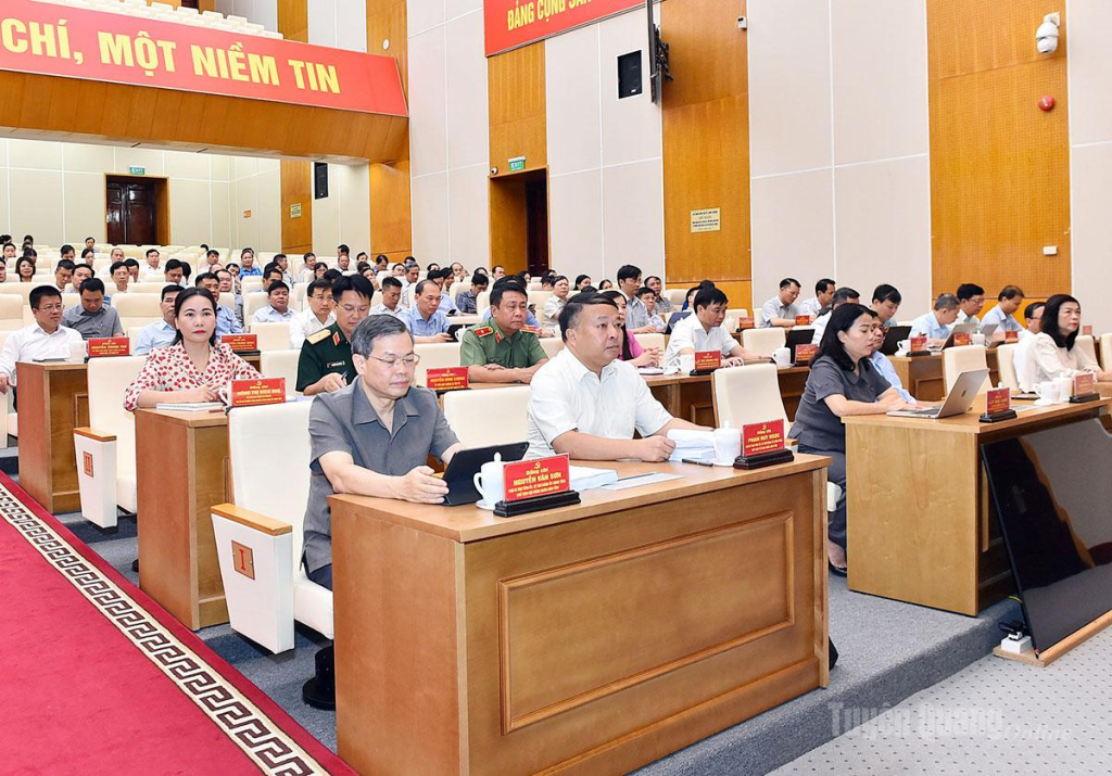 Nguyễn Văn Sơn, Phó Bí thư Tỉnh ủy, Chủ tịch HĐND tỉnh; Phan Huy Ngọc, Phó Bí thư Tỉnh ủy, Chủ tịch UBND tỉnh và các đại biểu dự hội nghị.