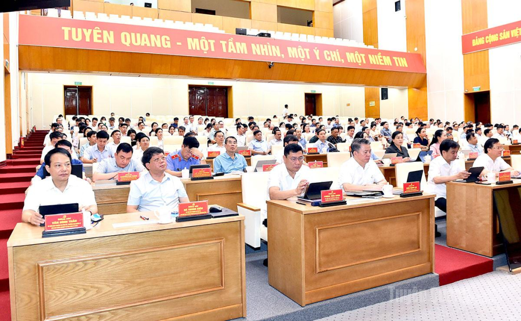 Các đồng chí Ủy viên Ban Thường vụ Tỉnh ủy tại cùng các đại biểu dự hội nghị.