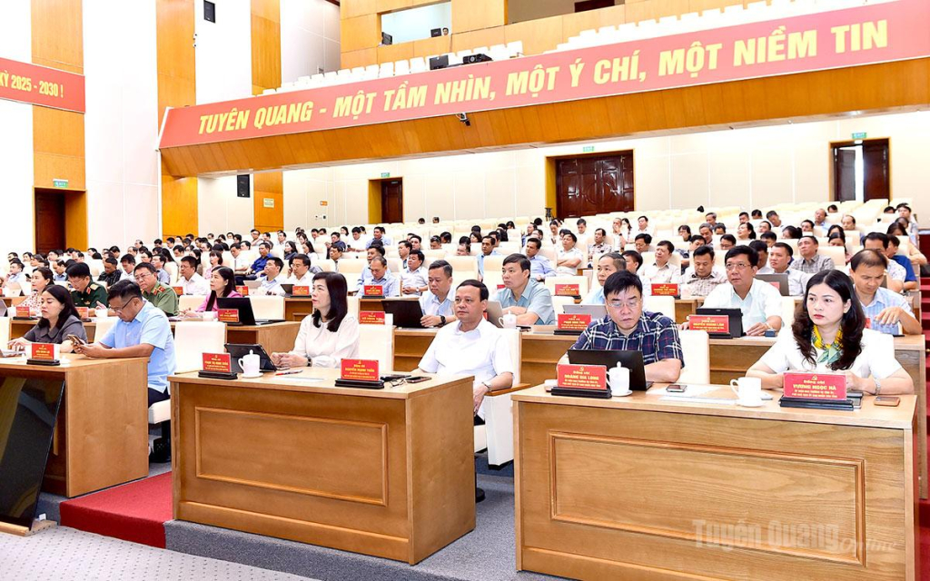 Các đồng chí Ủy viên Ban Thường vụ Tỉnh ủy cùng các đại biểu dự hội nghị.