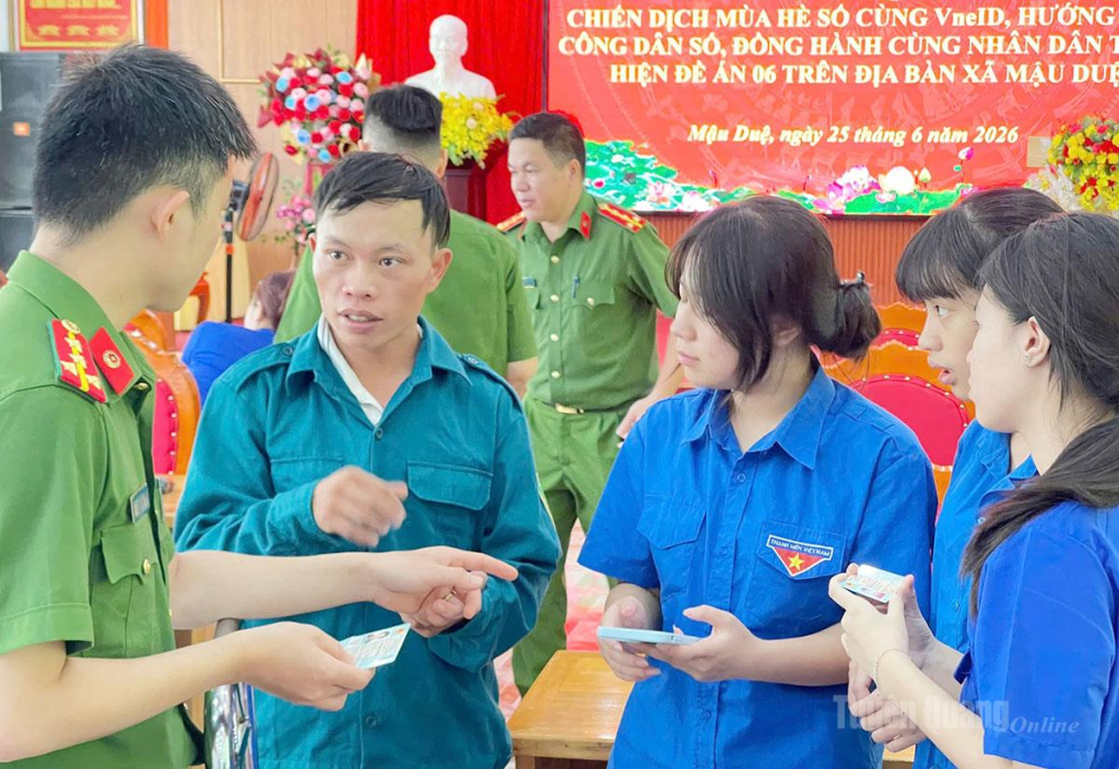 Công an xã và đoàn viên hỗ trợ người dân sử dụng Cổng Dịch vụ công quốc gia và thực hiện các dịch vụ công trực tuyến.