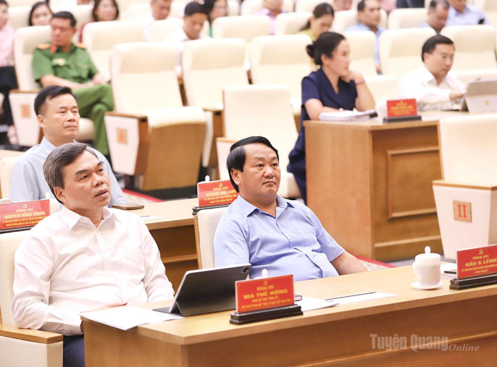 Bí thư Tỉnh ủy Hầu A Lềnh và Phó Bí thư Tỉnh ủy, Chủ tịch Ủy ban MTTQ tỉnh Ma Thế Hồng dự hội nghị tại điểm cầu tỉnh.