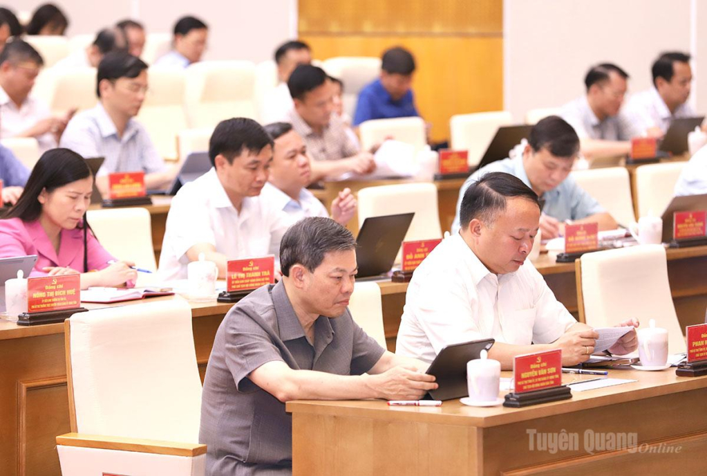 Chủ tịch HĐND tỉnh Nguyễn Văn Sơn và Chủ tịch UBND tỉnh Phan Huy Ngọc dự hội nghị tại điểm cầu tỉnh.