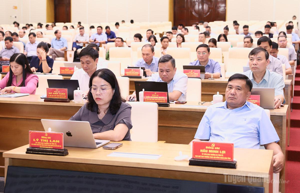 Phó Trưởng đoàn chuyên trách Đoàn ĐBQH tỉnh Lý Thị Lan và Phó Chủ tịch Thường trực HĐND tỉnh Hầu Minh Lợi tham dự hội nghị.
