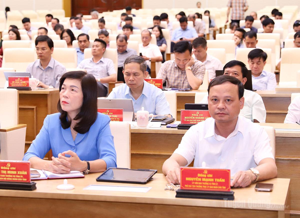 Phó Chủ tịch HĐND tỉnh Phạm Thị Minh Xuân và Phó Chủ tịch Thường trực UBND tỉnh Nguyễn Mạnh Tuấn dự hội nghị.