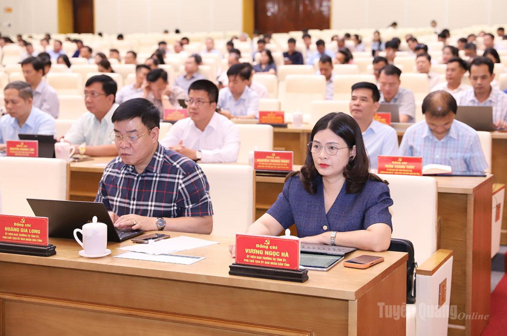 Phó Chủ tịch UBND tỉnh Hoàng Gia Long và Phó Chủ tịch UBND tỉnh Vương Ngọc Hà dự hội nghị.
