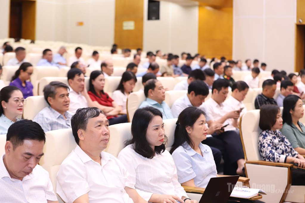 Lãnh đạo các sở, ngành của tỉnh tham dự hội nghị.