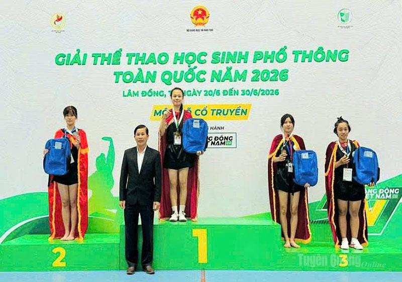Vận động viên Hoàng Thị Nhung, (đứng thứ 2 từ phải qua trái) giành Huy chương Đồng nội dung võ cổ truyền.