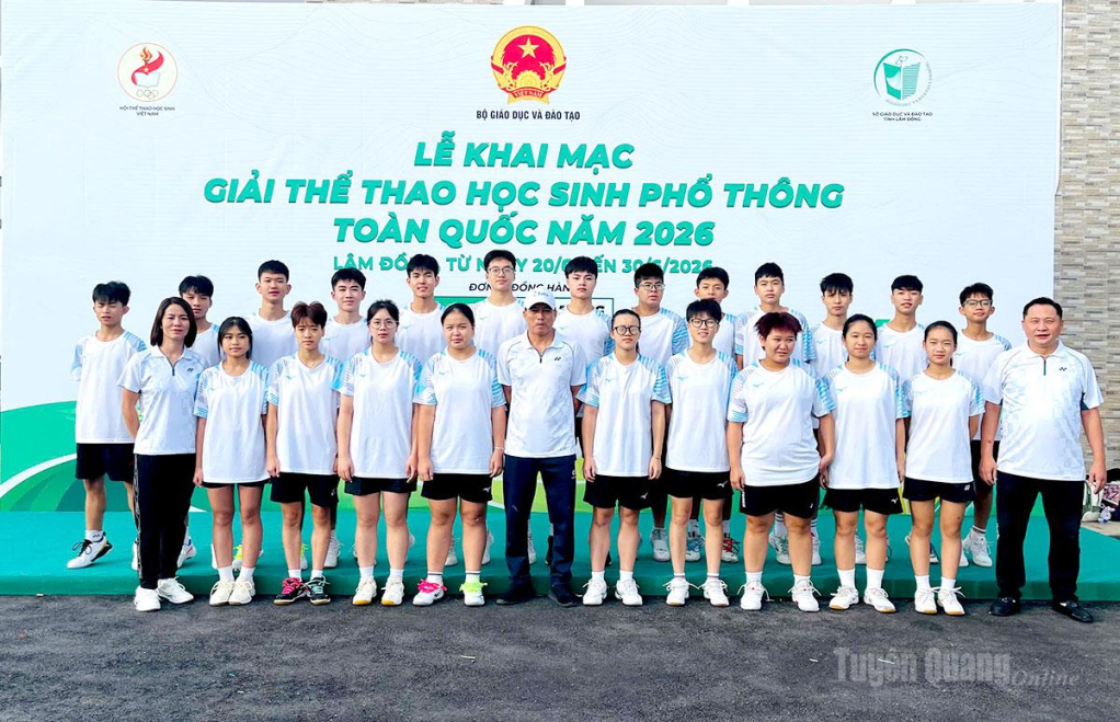 Các huấn luyện viên và vận động viên đoàn Tuyên Quang tham gia thi đấu môn cầu lông tại giải.