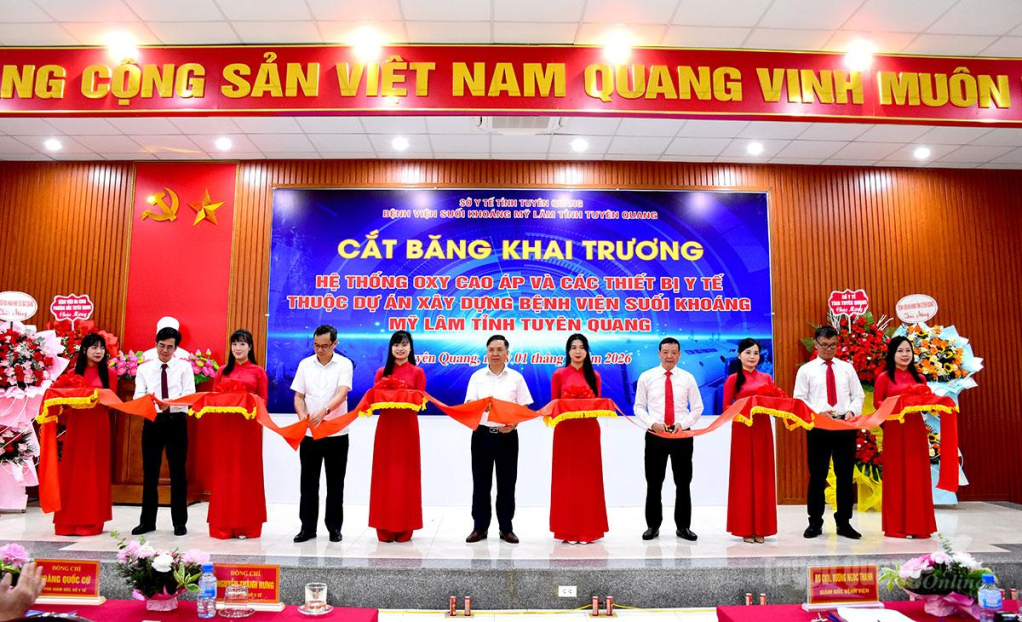 Các đại biểu cắt băng khai trương hệ thống oxy cao áp và các thiết bị y tế thuộc dự án xây dựng Bệnh viện Suối khoáng Mỹ lâm.