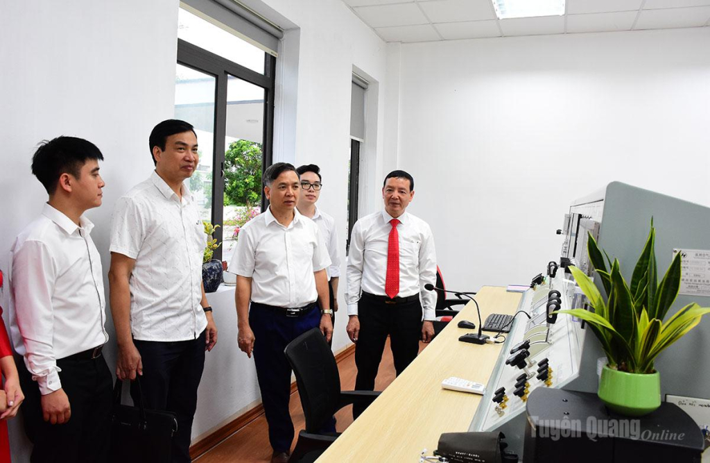 Các đại biểu tham quan hệ thống vận hành máy oxy cao áp tại Bệnh viện Suối khoáng Mỹ Lâm.