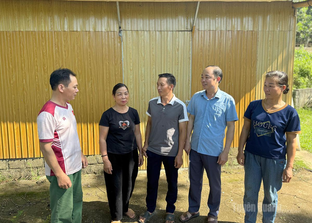 Anh Ninh Văn Chi, Phó trưởng phòng Văn hóa - xã hội xã Hùng Lợi (người đứng thứ 2 bên phải) gặp gỡ trưởng ban công tác Mặt trận các thôn.