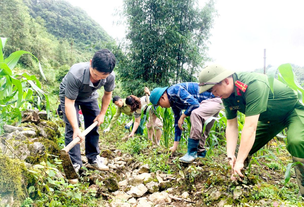 Cán bộ, chiến sĩ  lực lượng vũ trang  và Nhân dân  xã Tùng Vài tham gia  mở tuyến đường  tuần tra biên giới.