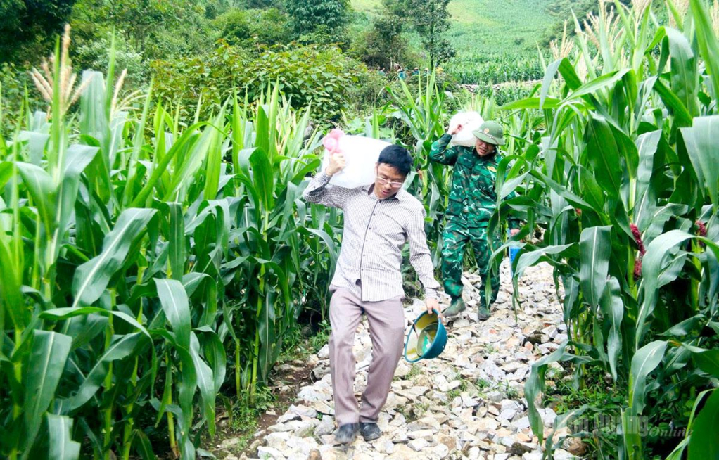Cán bộ, chiến sĩ vác từng can nước vượt đèo dốc,  góp sức mở đường.