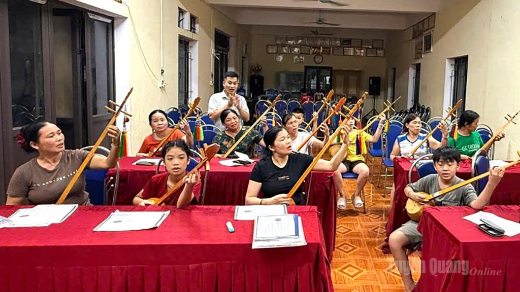 Nghệ nhân Nguyễn Xuân Hữu hướng dẫn học viên học đàn Tính ở thôn Nà Lá, xã Minh Ngọc.