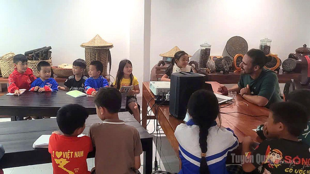 Lớp học tiếng Anh  miễn phí tại thôn Thèn Pả giúp học sinh và người dân vùng cao tự tin hơn  trong giao tiếp.