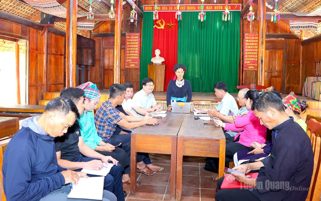 Đồng chí Nguyễn Anh Đức, Bí thư Đảng ủy xã Bằng Lang (ngồi đầu tiên bên trái) dự sinh hoạt định kỳ tại Chi bộ thôn Khun để kịp thời nắm bắt tâm tư, nguyện vọng của đảng viên và nhân dân. 