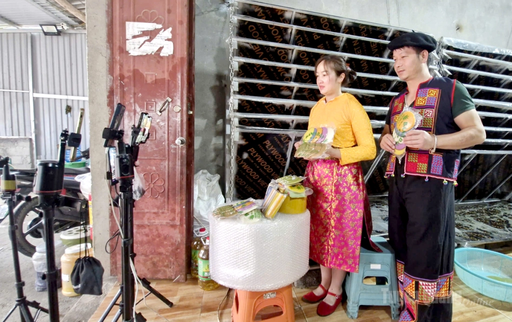 Vợ chồng anh Nguyễn Đình Cường và chị Là Thị Lanh livestream bán sản phẩm bánh đá.