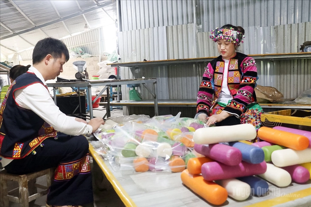 Hai vợ chồng anh chị Nguyễn Đình Cường và Là Thị Lanh đóng gói sản phẩm để giao đi các thị trường.