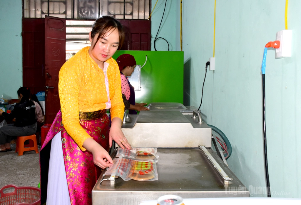 Chị Là Thị Lanh đóng gói sản phẩm bánh đá.