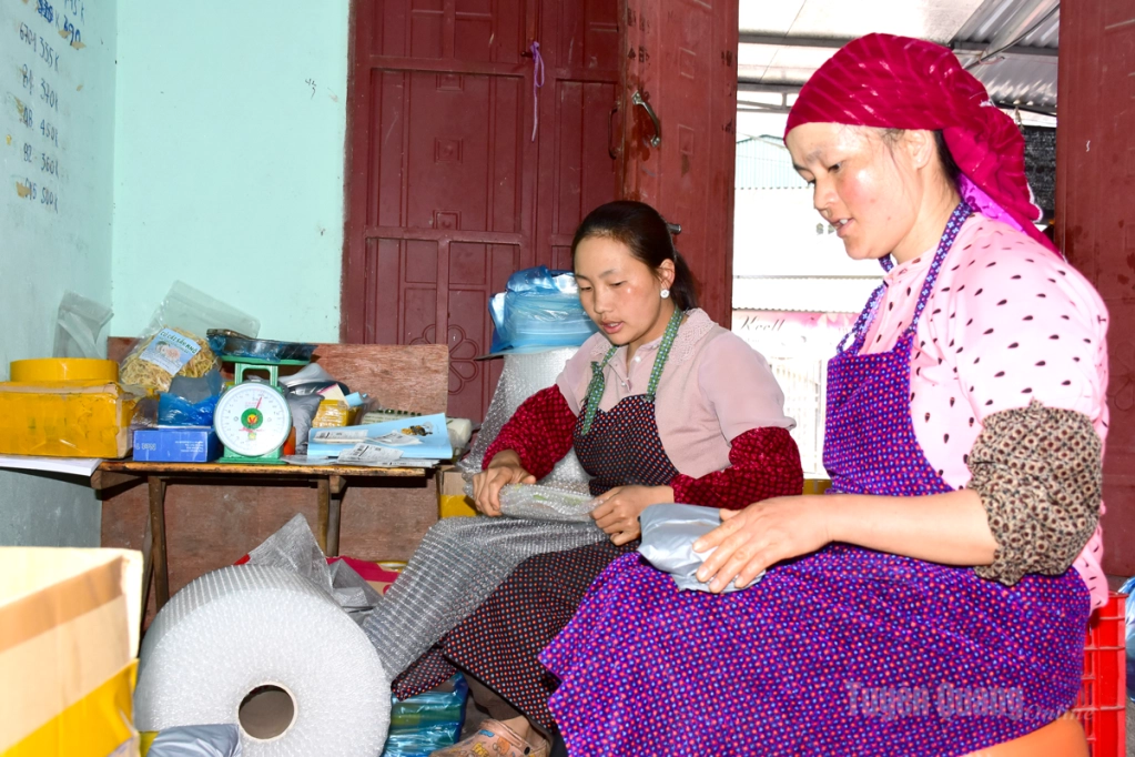 Xưởng bánh của gia đình anh Nguyễn Đình Cường và chị Là Thị Lanh tạo công ăn việc làm cho gần 20 lao động.