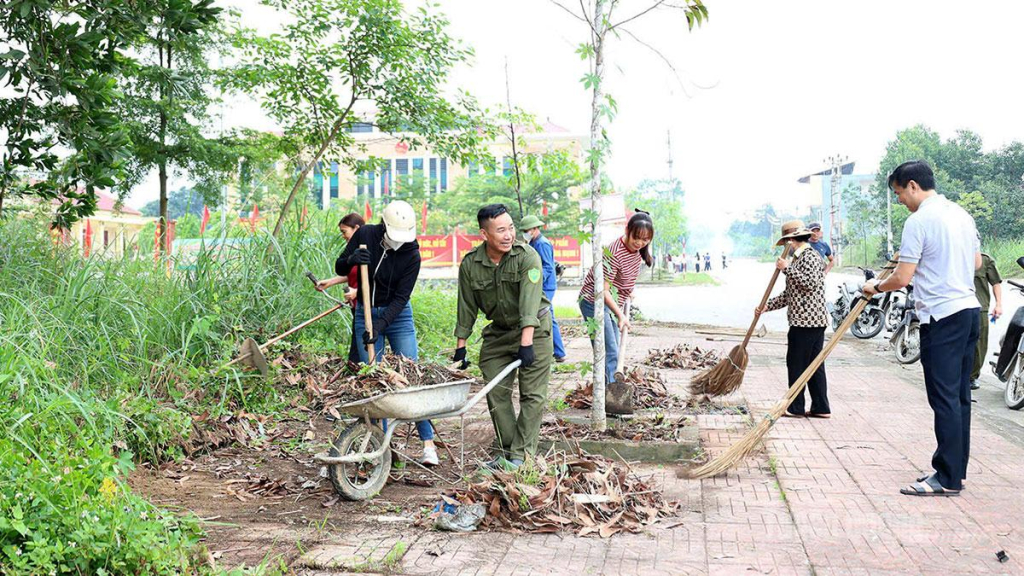 Cán bộ, nhân dân xã Yên Sơn ra quân dọn dẹp vệ sinh môi trường. 