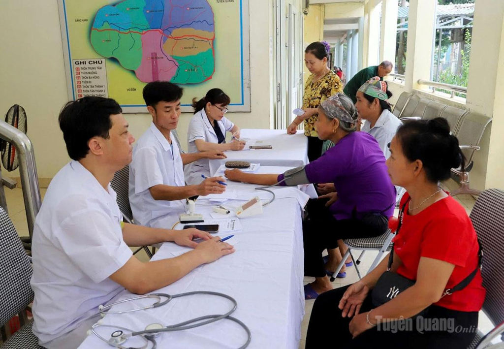 UBND xã Liên Hiệp phối hợp với Bệnh viện mắt Trường Phúc (Phú Thọ)  tổ chức khám sức khỏe cho người dân trên địa bàn.