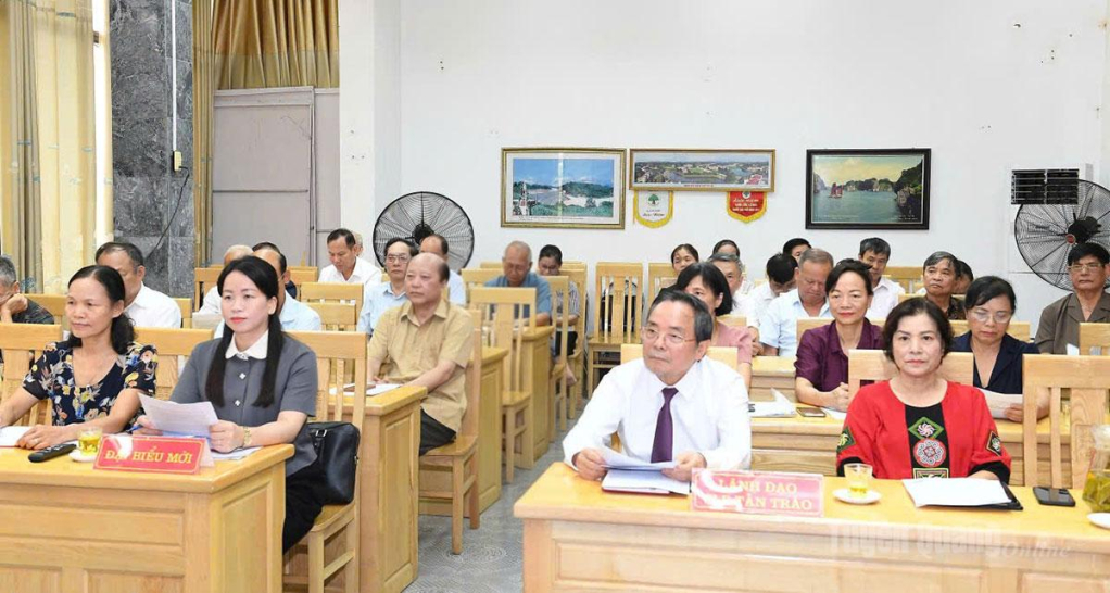 Lãnh đạo Ủy ban MTTQ tỉnh và Câu lạc bộ Tân Trào cùng các các đại biểu, hội viên dự hội nghị.