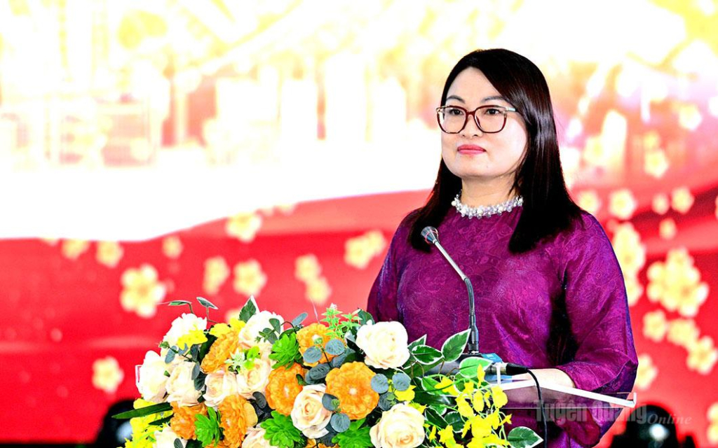 Phó Giám đốc Báo và phát thanh, truyền hình Tuyên Quang Nguyễn Thị Hoài Yên báo cáo kết quả sau 1 năm hợp nhất của cơ quan.