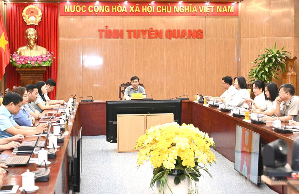 Đồng chí Đỗ Anh Tuấn, Ủy viên Ban Chấp hành Đảng bộ tỉnh, Phó Chủ tịch UBND tỉnh, Giám đốc Sở Nội vụ chủ trì hội nghị.