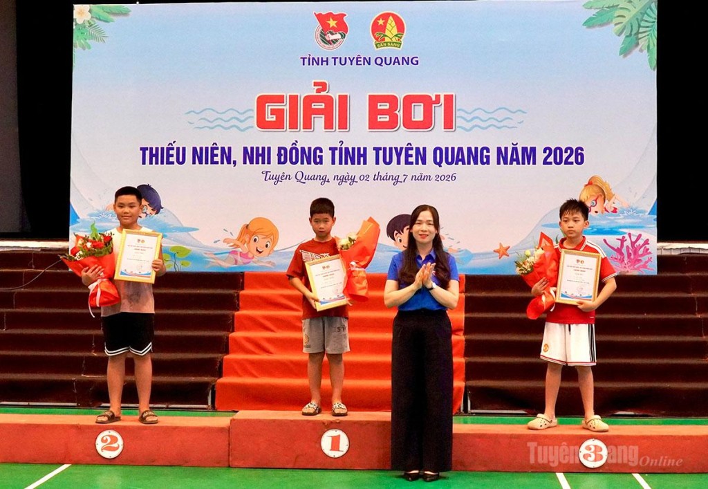 Ban Tổ chức trao giải cho các vận động viên đạt thành tích xuất sắc tại Giải đấu.