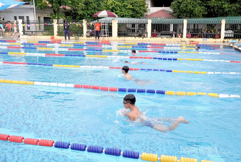 Các vận động viên tham gia thi đấu nội dung Bơi ếch 50m, dành cho nam; nhóm tuổi 8 - 10 tuổi.